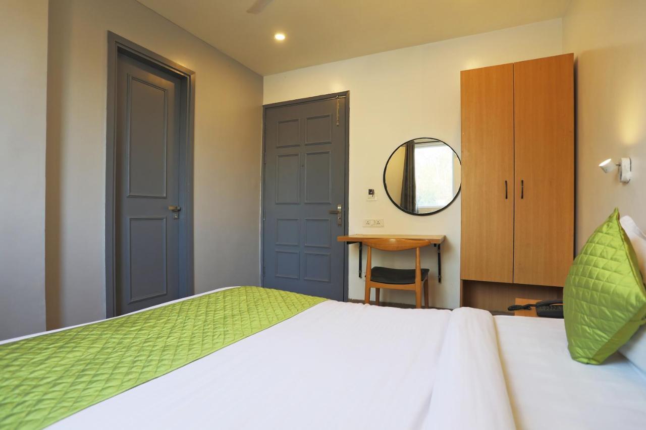 Hotel Yellow Chilli Britannia Chowk- Couple Friendly Local Id Accepted Νέο Δελχί Εξωτερικό φωτογραφία